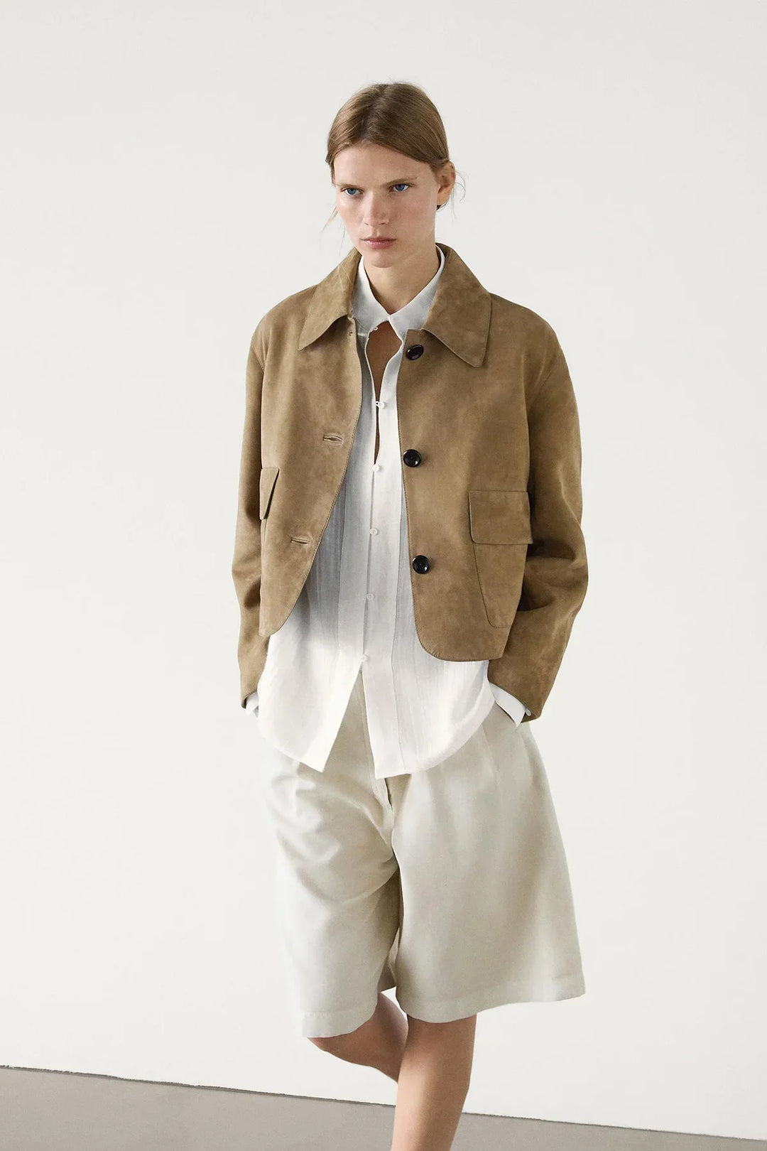 Women's beige cropped jacket with pointed collar and front flap pockets