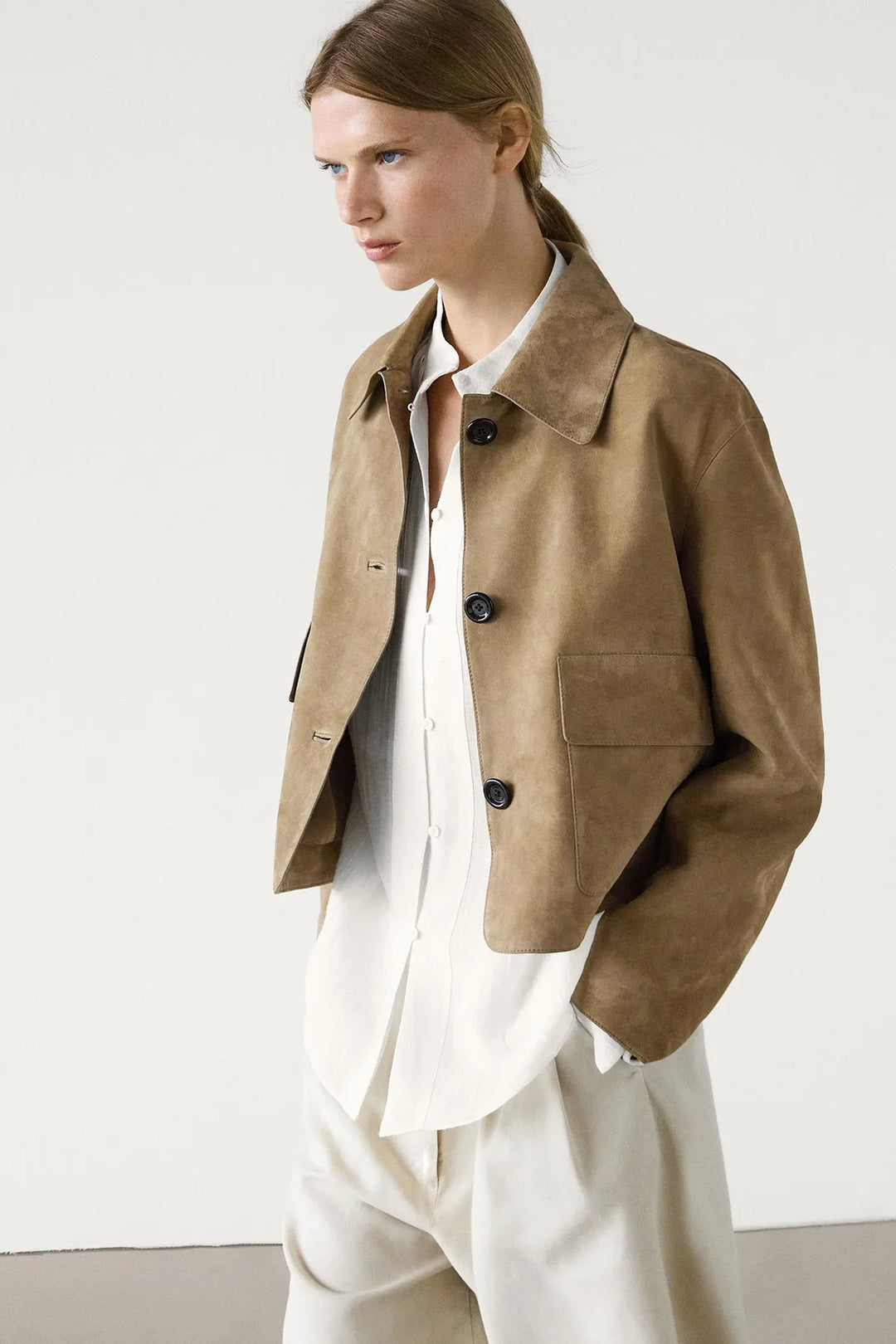 Women's beige cropped jacket with pointed collar and front flap pockets