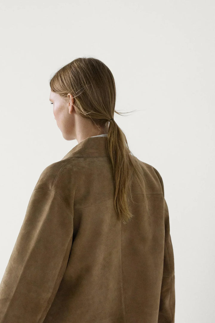 Women's beige cropped jacket with pointed collar and front flap pockets
