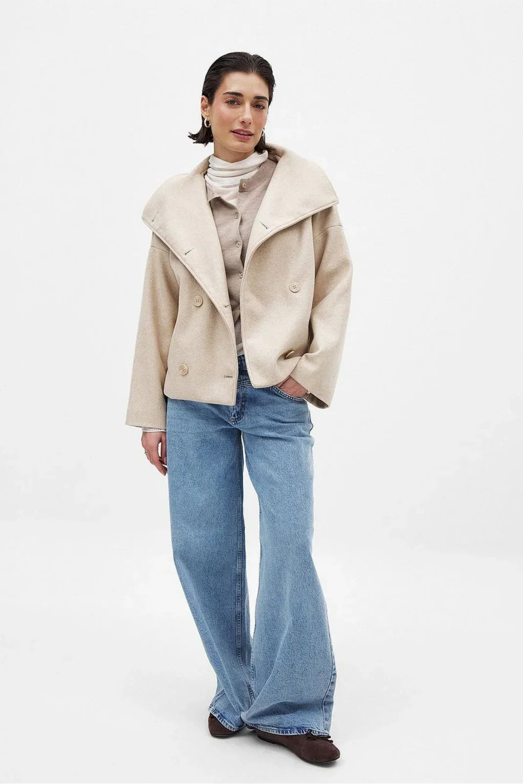 Women's cropped double-breasted coat with oversized collar and long sleeves