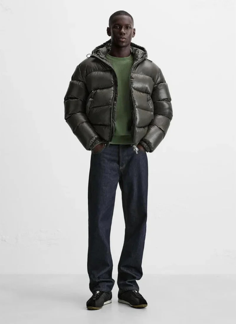 Men's quilted hooded puffer jacket with long sleeves and front pockets