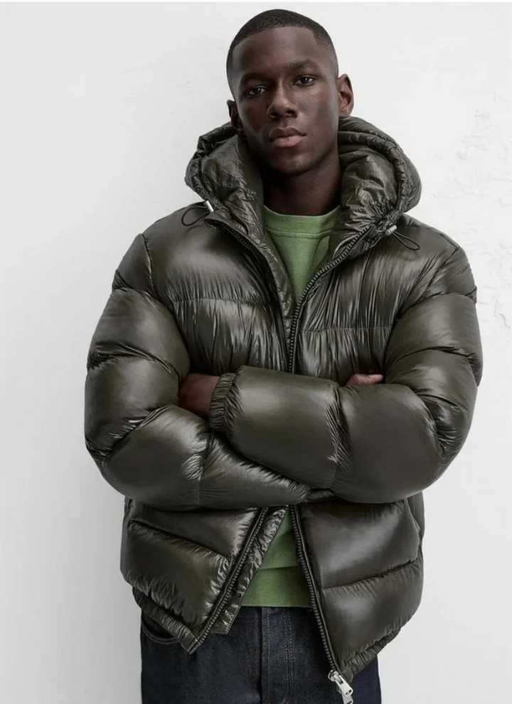 Men's quilted hooded puffer jacket with long sleeves and front pockets
