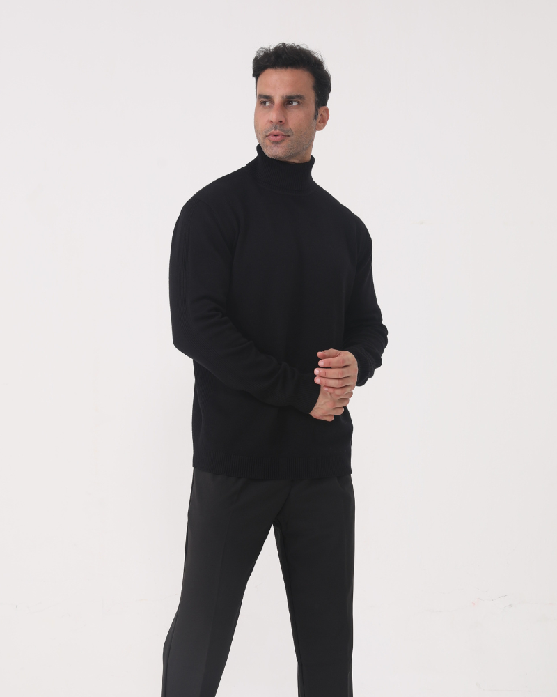 Plain knitted turtleneck sweater with long sleeves