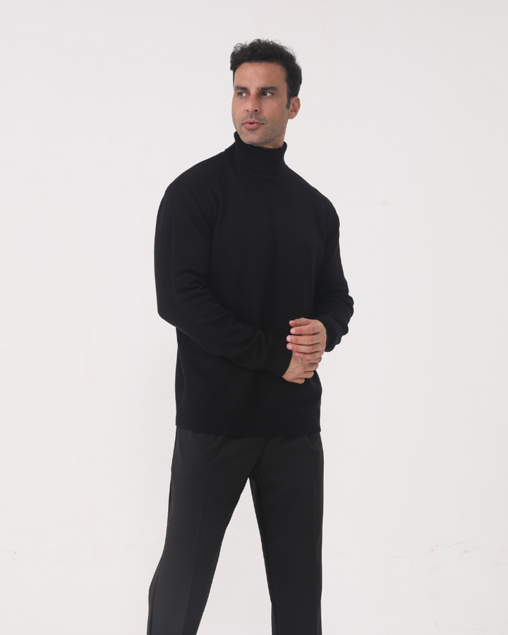 Plain knitted turtleneck sweater with long sleeves