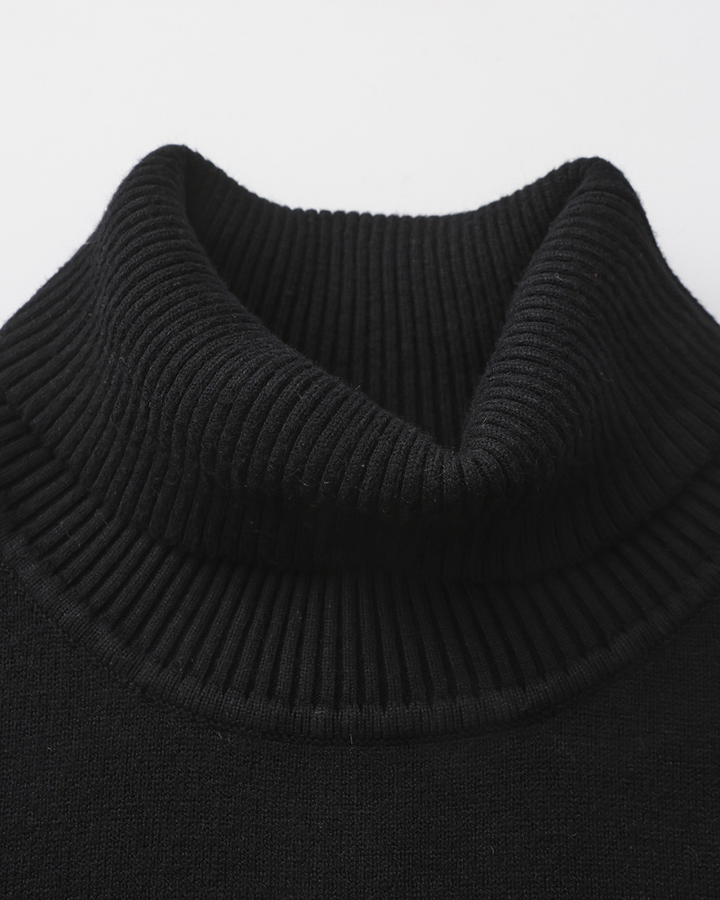 Plain knitted turtleneck sweater with long sleeves