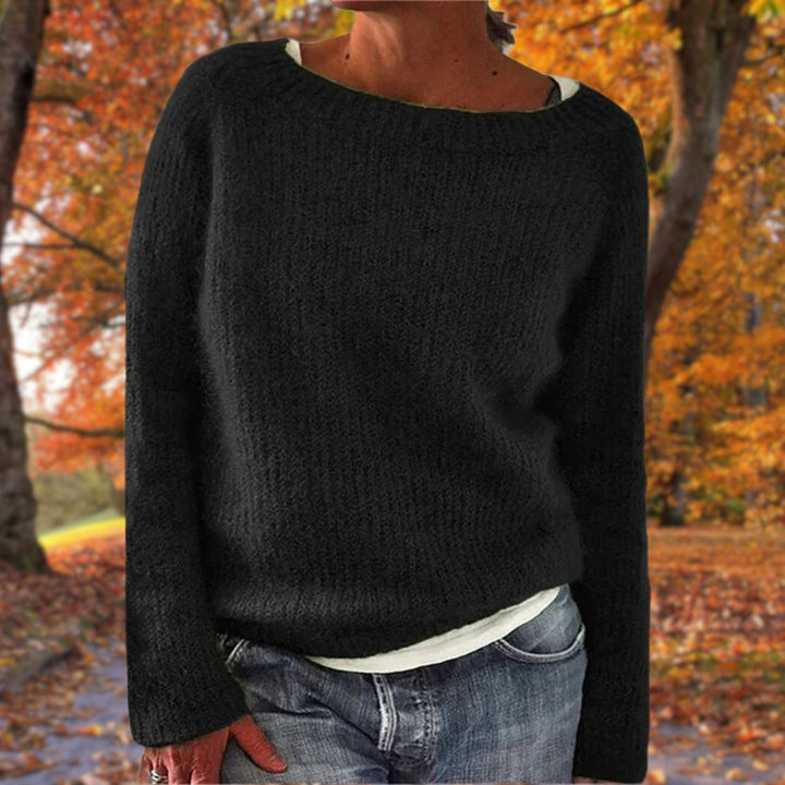 Women's relaxed plain knit sweater with round neckline and long sleeves