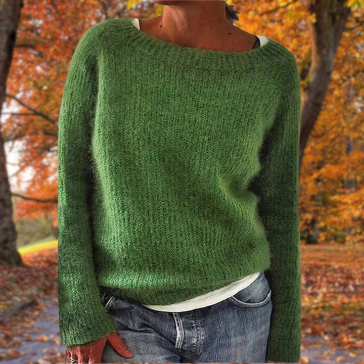 Women's relaxed plain knit sweater with round neckline and long sleeves