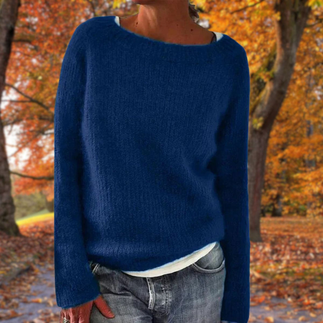Women's relaxed plain knit sweater with round neckline and long sleeves