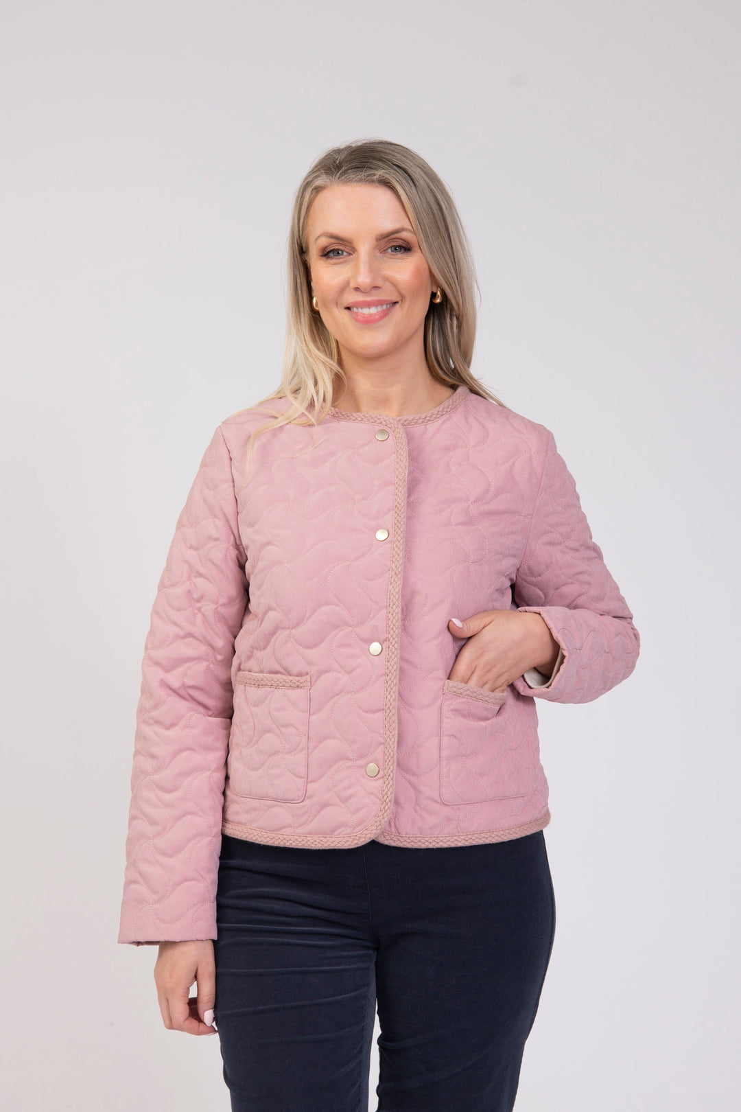Women's pink quilted cropped jacket with round neck, buttons and front pockets