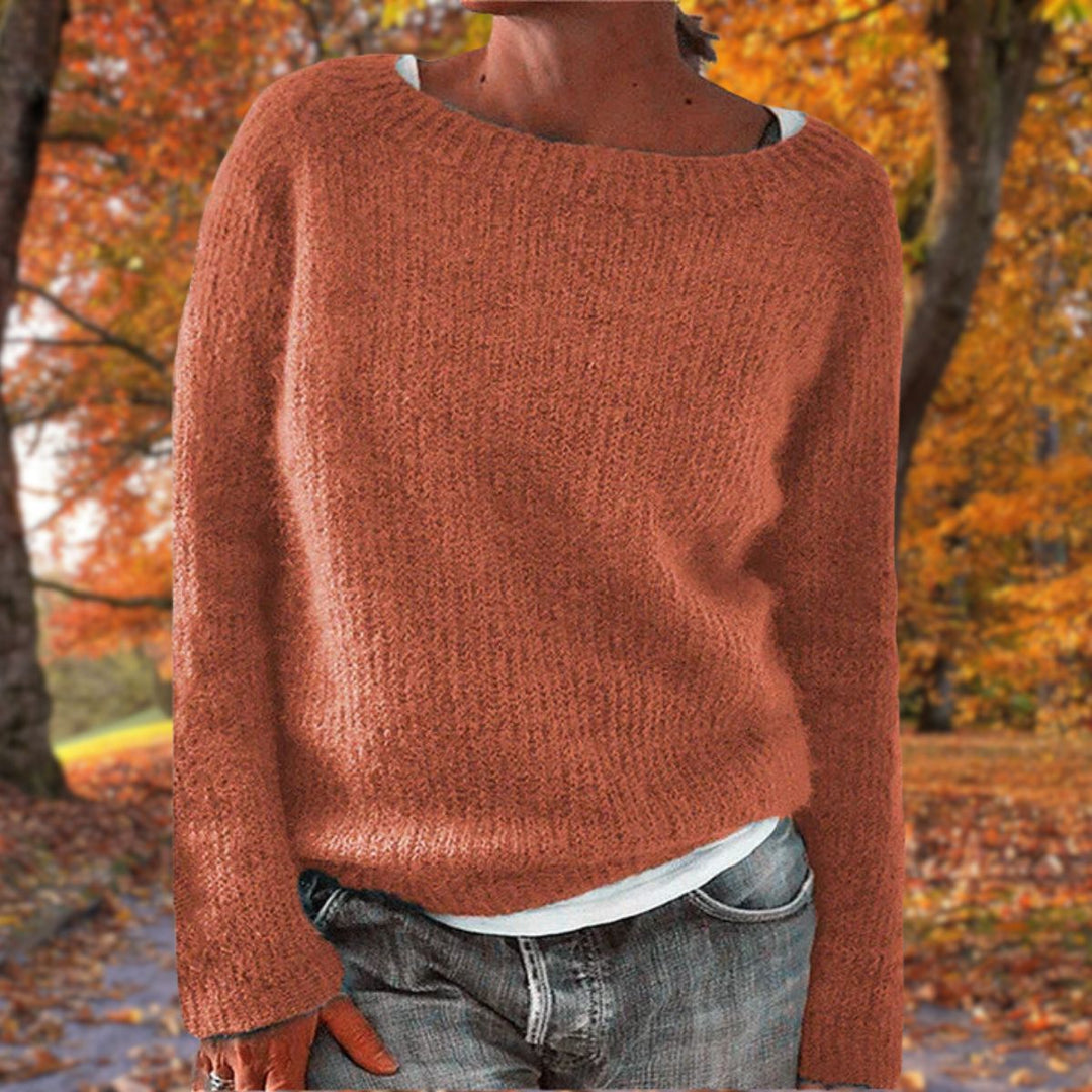 Women's relaxed plain knit sweater with round neckline and long sleeves