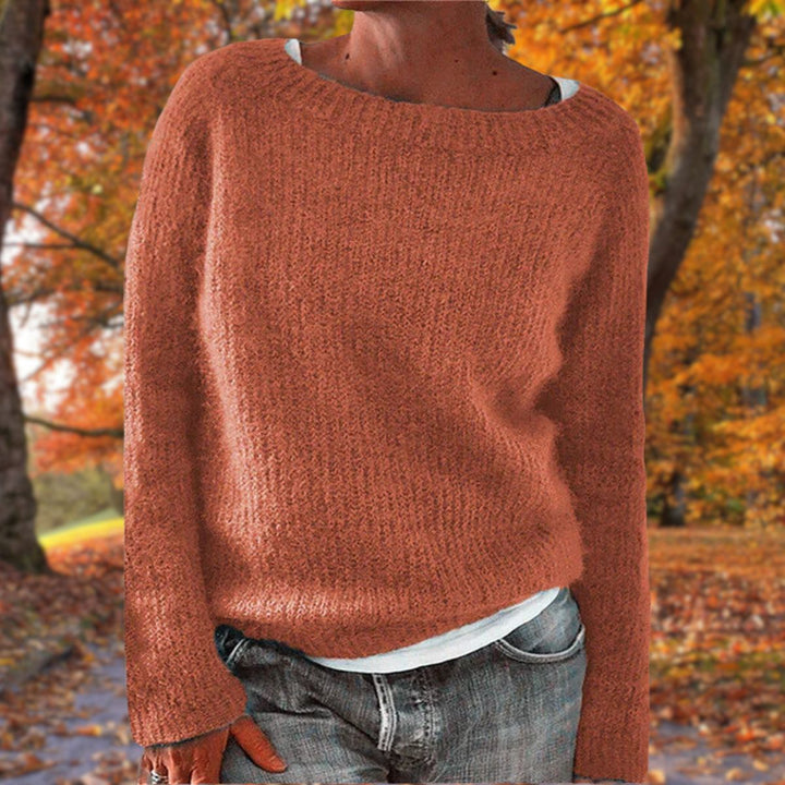 Women's relaxed plain knit sweater with round neckline and long sleeves