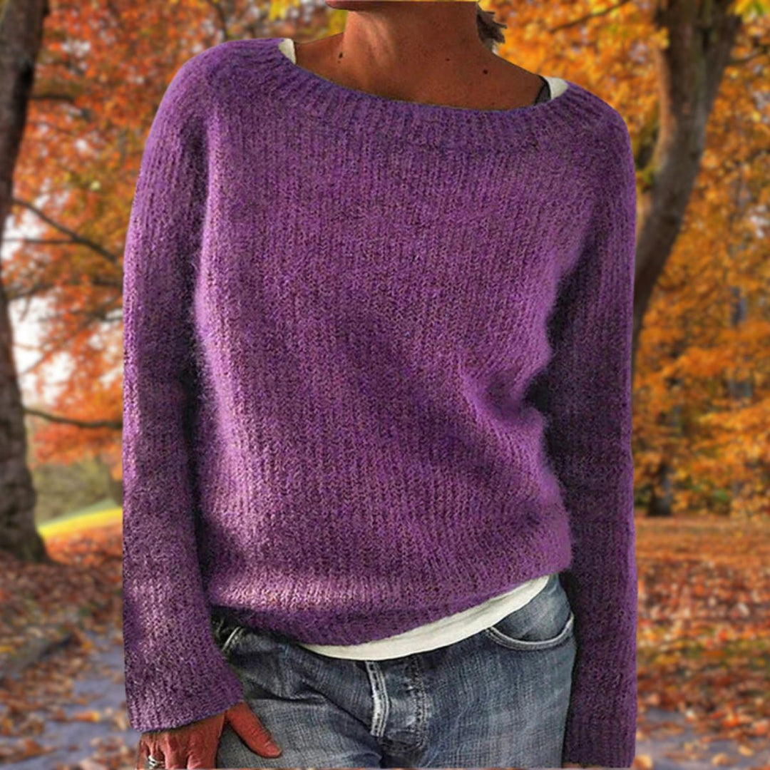 Women's relaxed plain knit sweater with round neckline and long sleeves