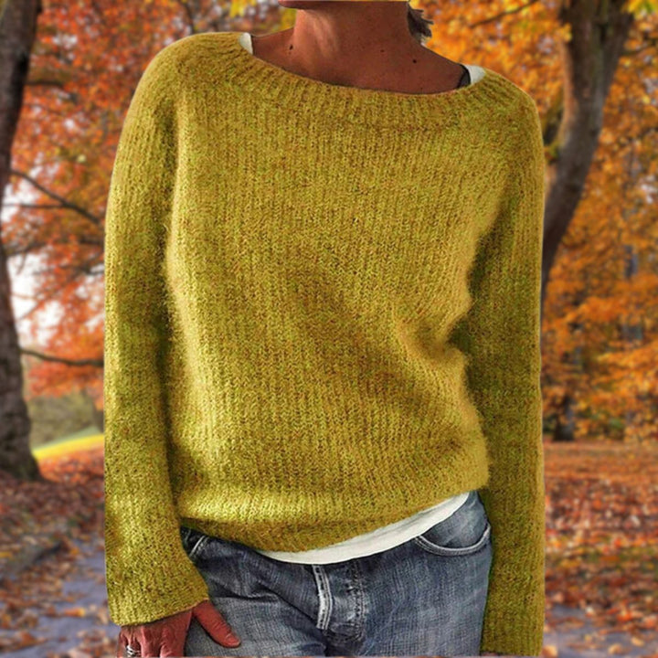 Women's relaxed plain knit sweater with round neckline and long sleeves
