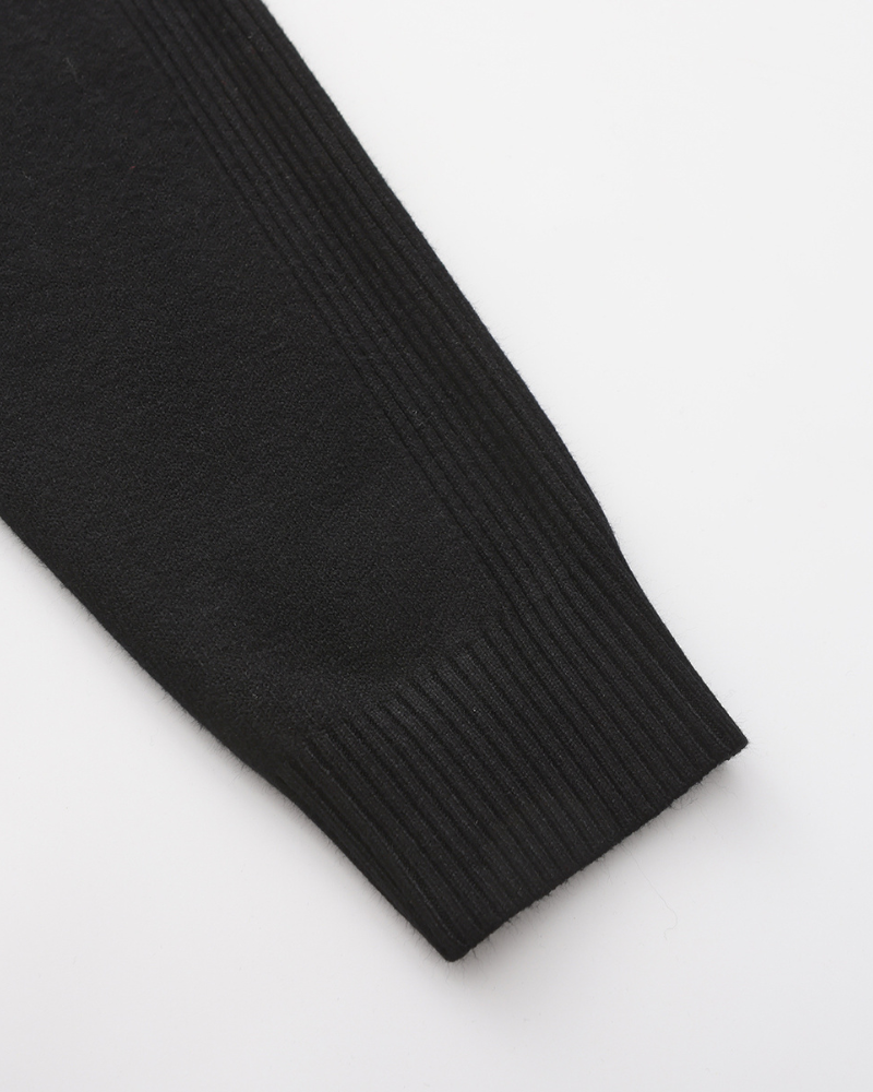 Plain knitted turtleneck sweater with long sleeves