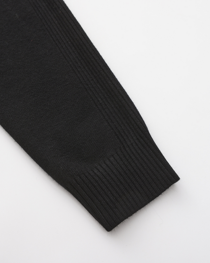 Plain knitted turtleneck sweater with long sleeves