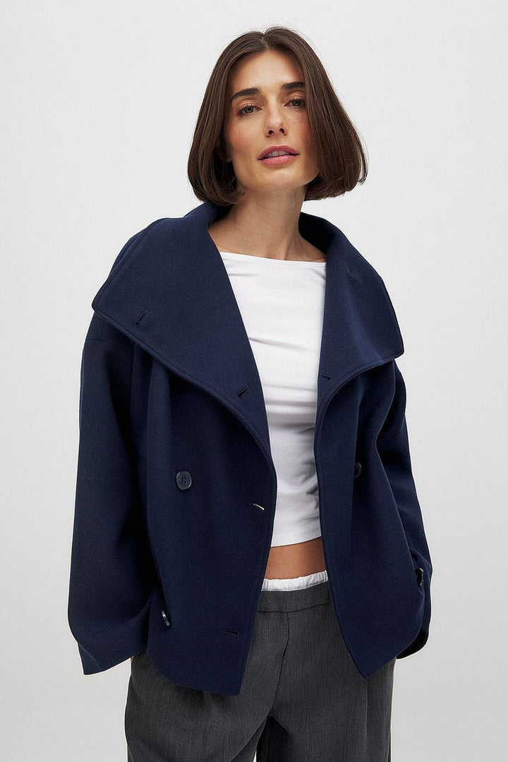 Women's cropped double-breasted coat with oversized collar and long sleeves