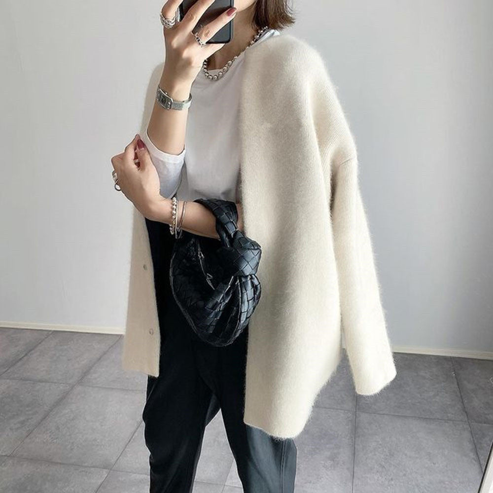 Women's long knitted cardigan with round neckline, long sleeves and button front
