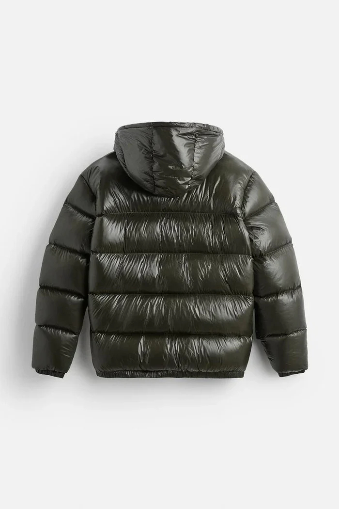 Men's quilted hooded puffer jacket with long sleeves and front pockets