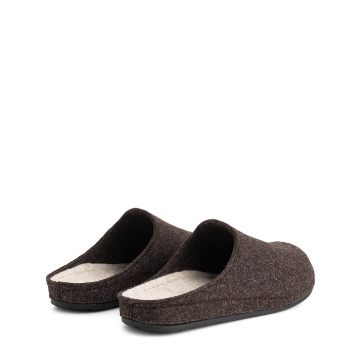 Unisex brown closed-toe house slippers with flat soles