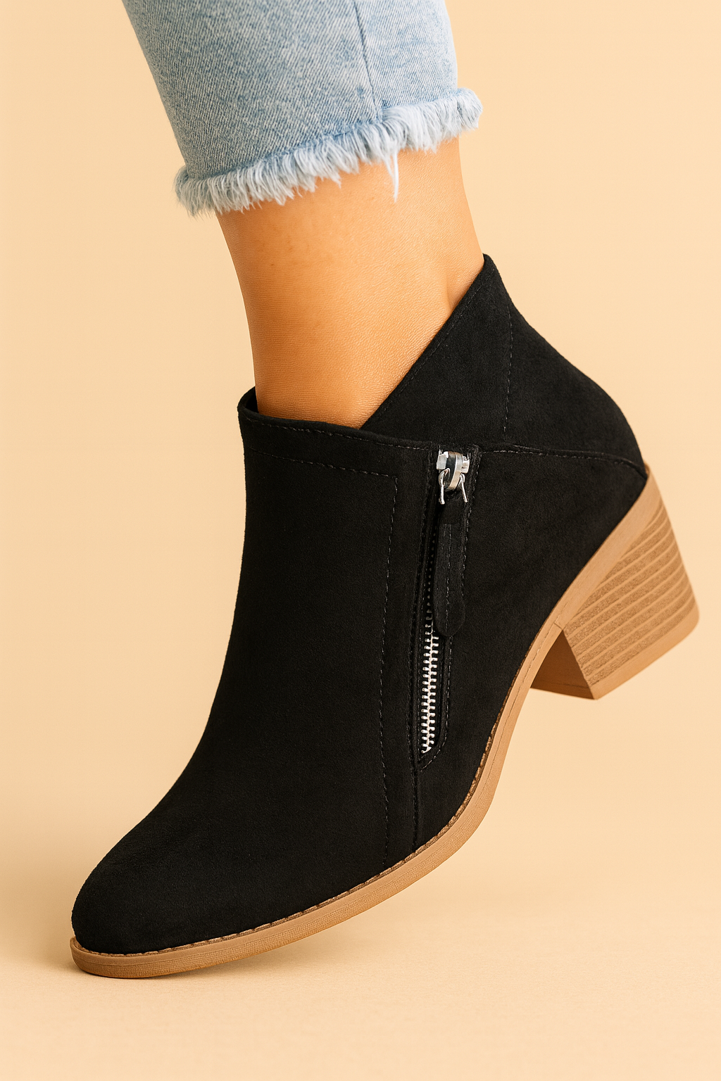 Women's ankle boot with side zipper, rounded toe and block heel