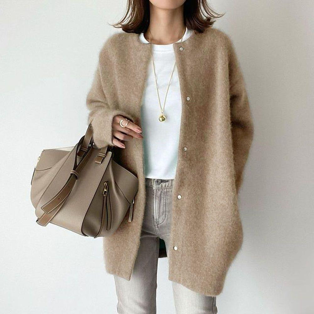 Women's long knitted cardigan with round neckline, long sleeves and button front
