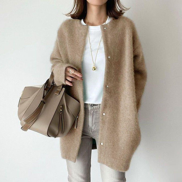 Women's long knitted cardigan with round neckline, long sleeves and button front