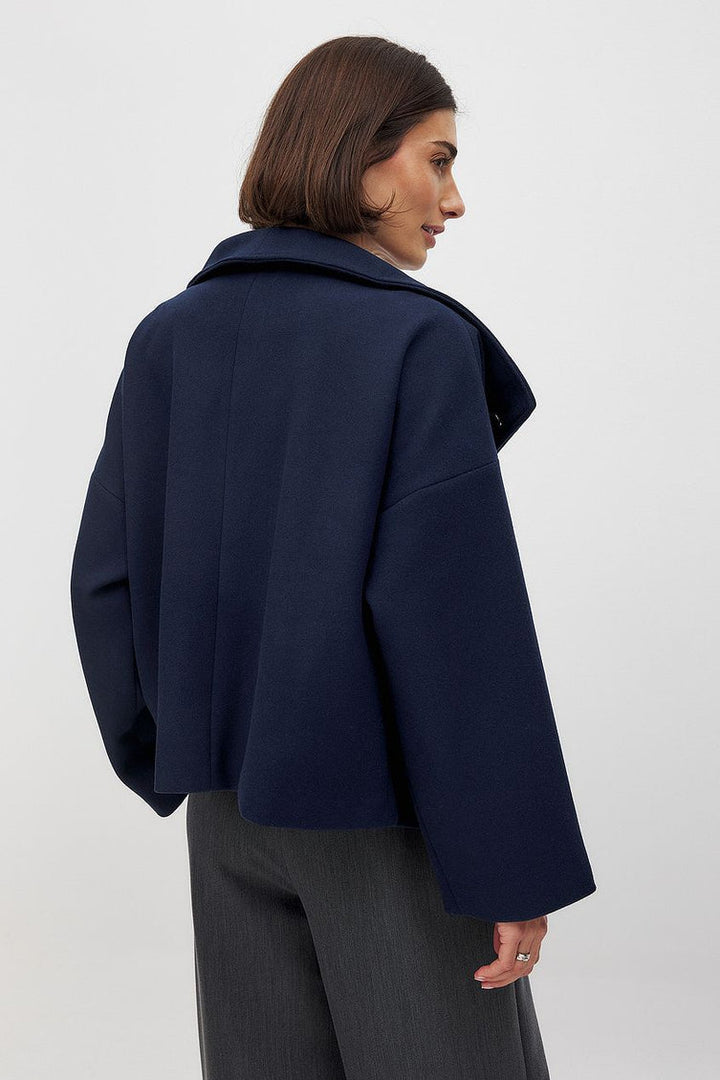 Women's cropped double-breasted coat with oversized collar and long sleeves