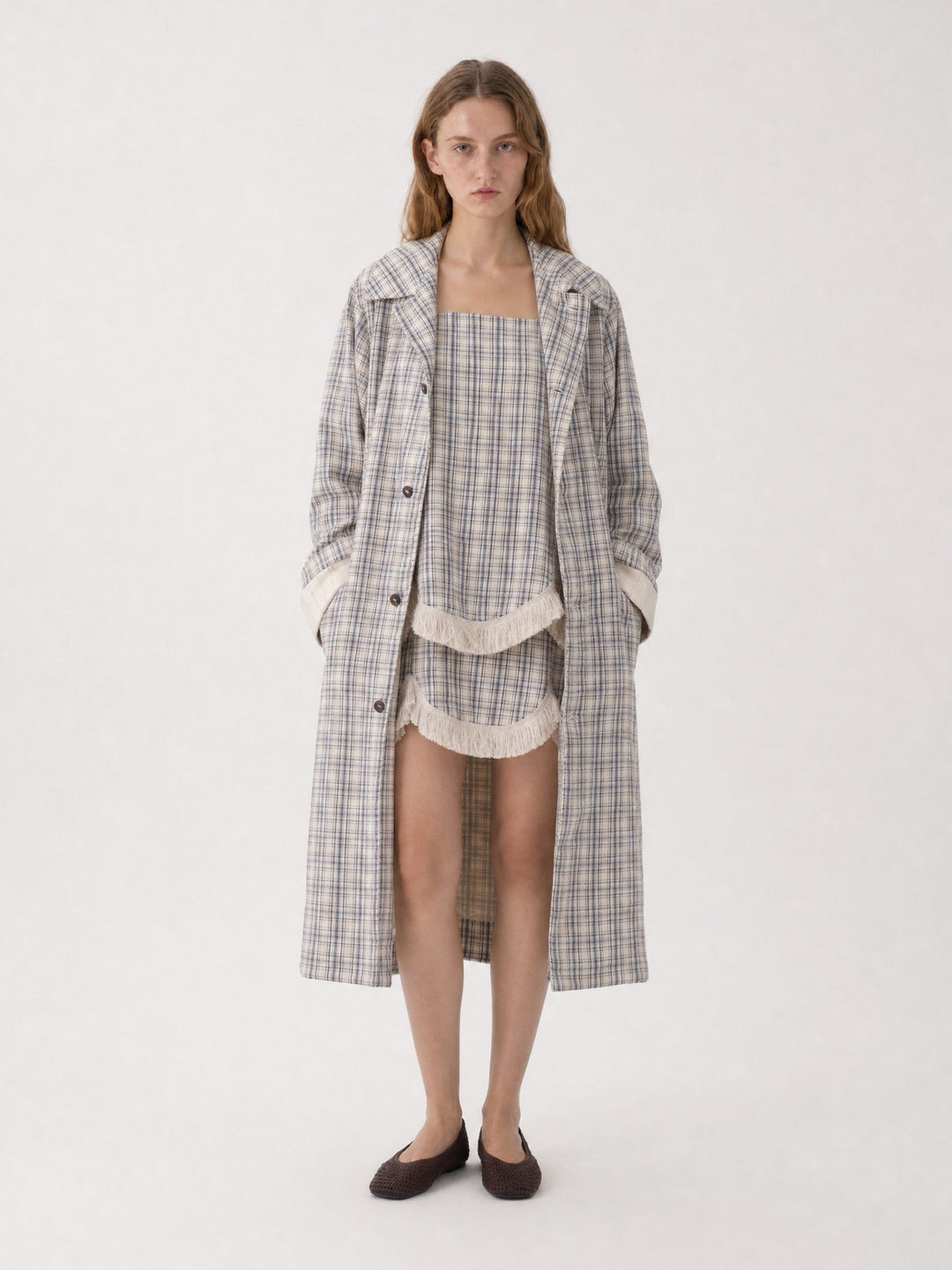 Women's light checked trench coat with long sleeves and button front