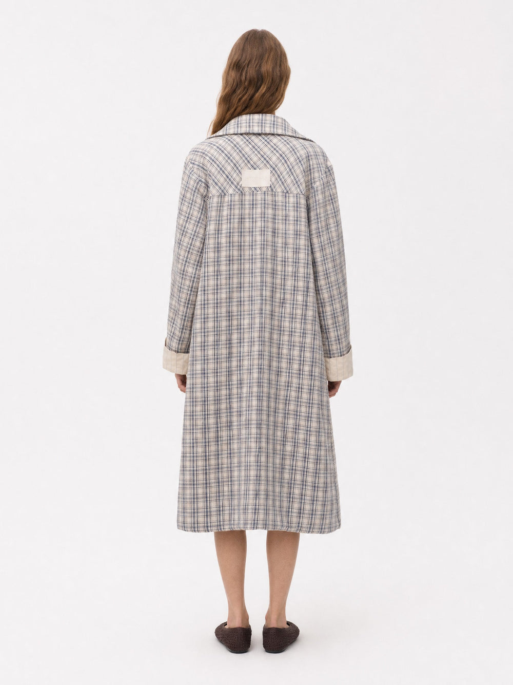 Women's light checked trench coat with long sleeves and button front