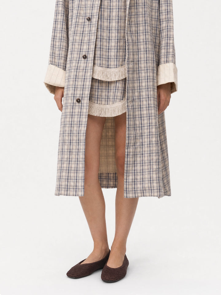 Women's light checked trench coat with long sleeves and button front