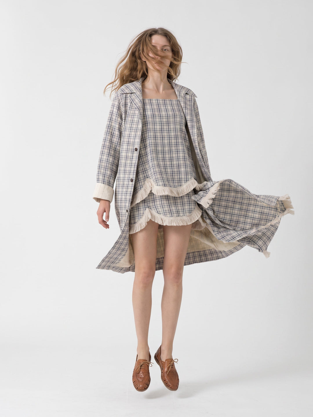 Women's light checked trench coat with long sleeves and button front