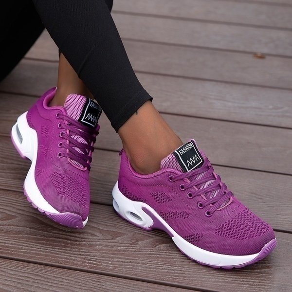 Women's low-profile lace-up sneakers with contrasting sculpted soles