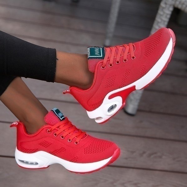 Women's low-profile lace-up sneakers with contrasting sculpted soles