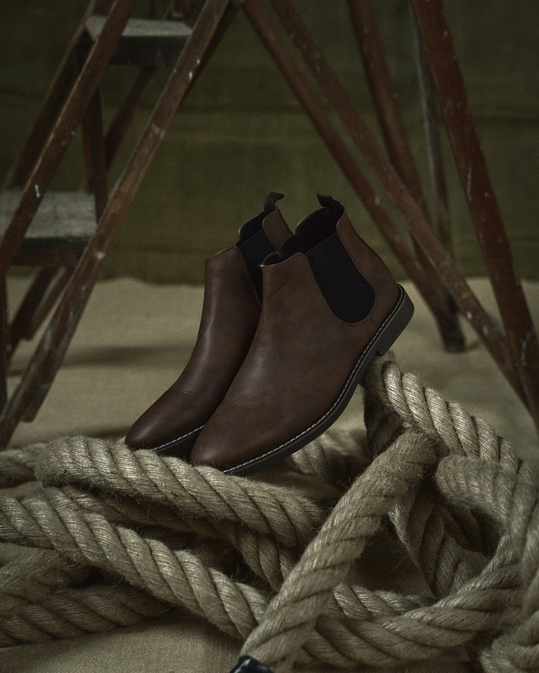 Chelsea ankle boots with elastic side panels, round toes and low heels
