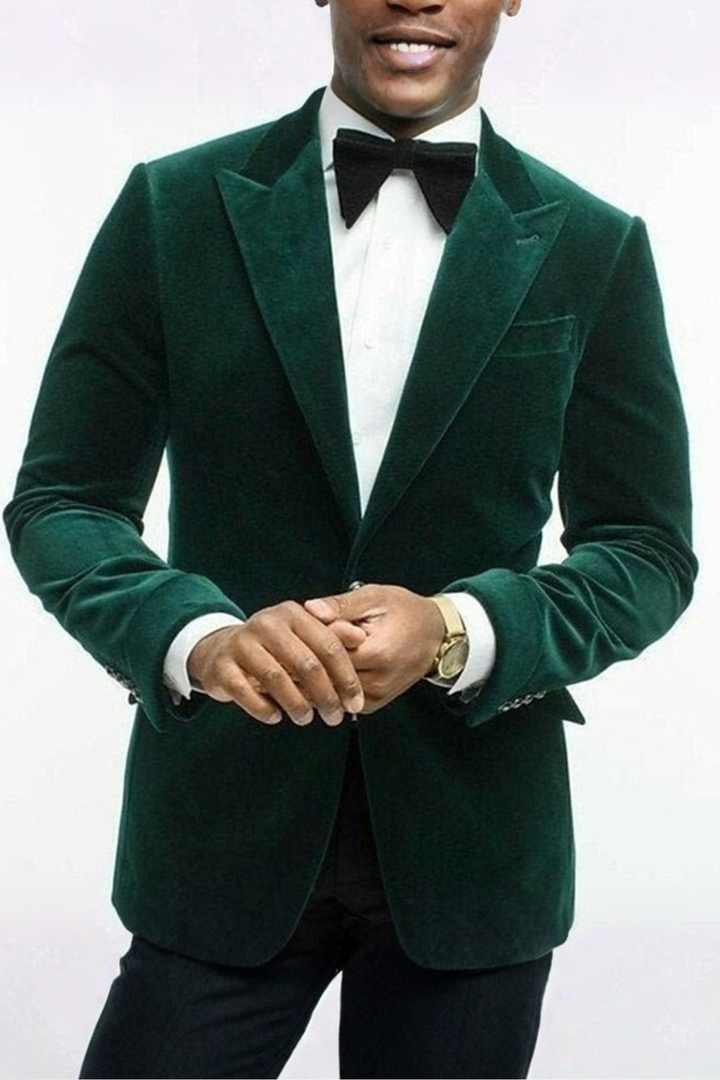 Men's tailored velvet blazer with peak lapels, long sleeves and front pockets