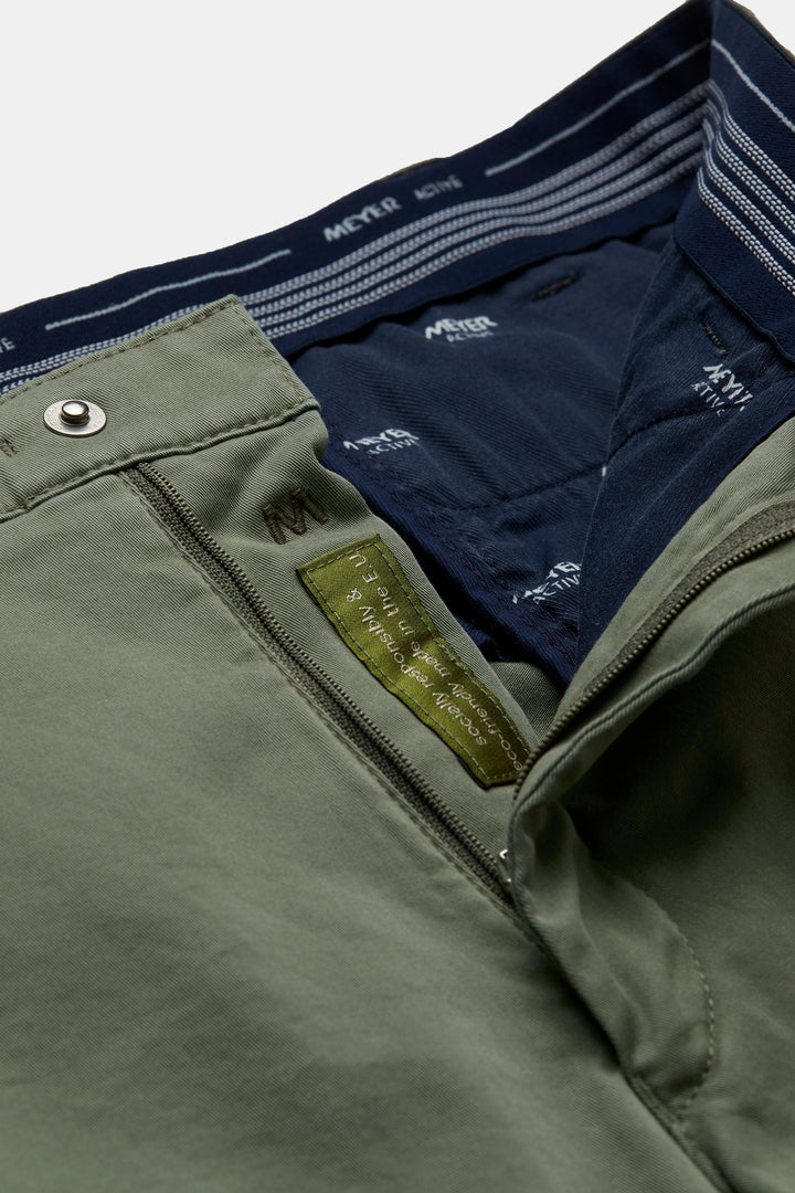 Men's straight-leg cargo trousers with belt loops and side utility pockets