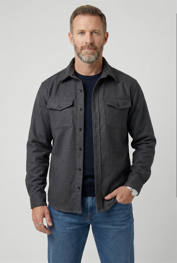 Men's long-sleeve utility jacket with pointed collar and two buttoned chest pockets