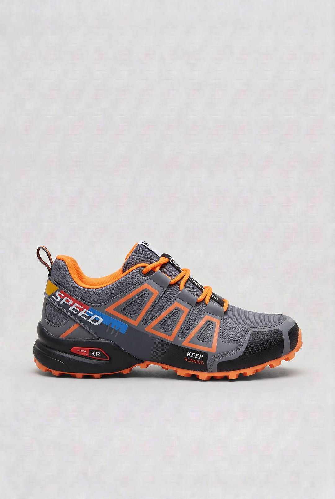 Men's low-cut lace-up running trainers with contrasting panels and ridged outsole