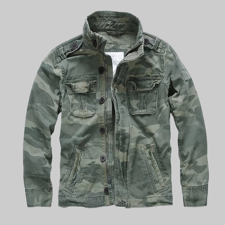 Men's short camouflage military jacket with stand collar, long sleeves and multiple pockets