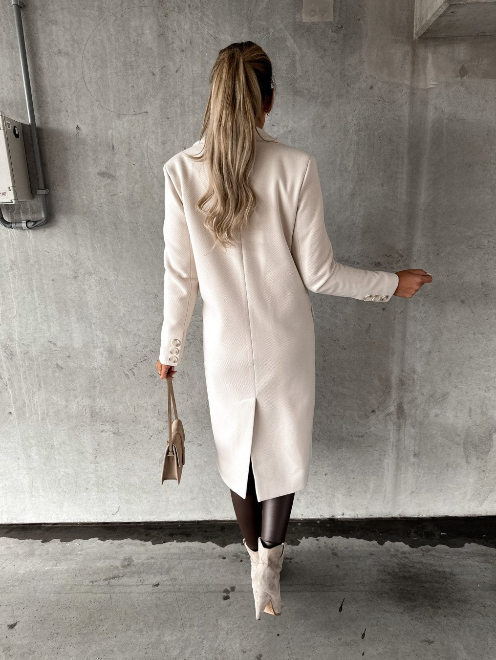 Women's long double-breasted coat with lapels and flap pockets