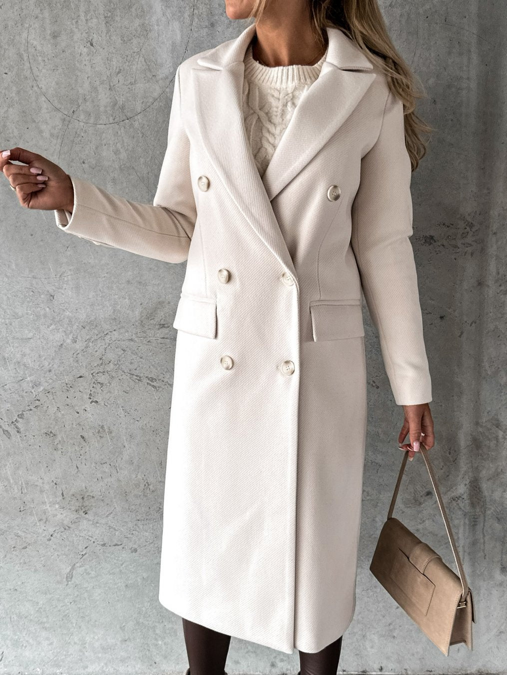 Women's long double-breasted coat with lapels and flap pockets