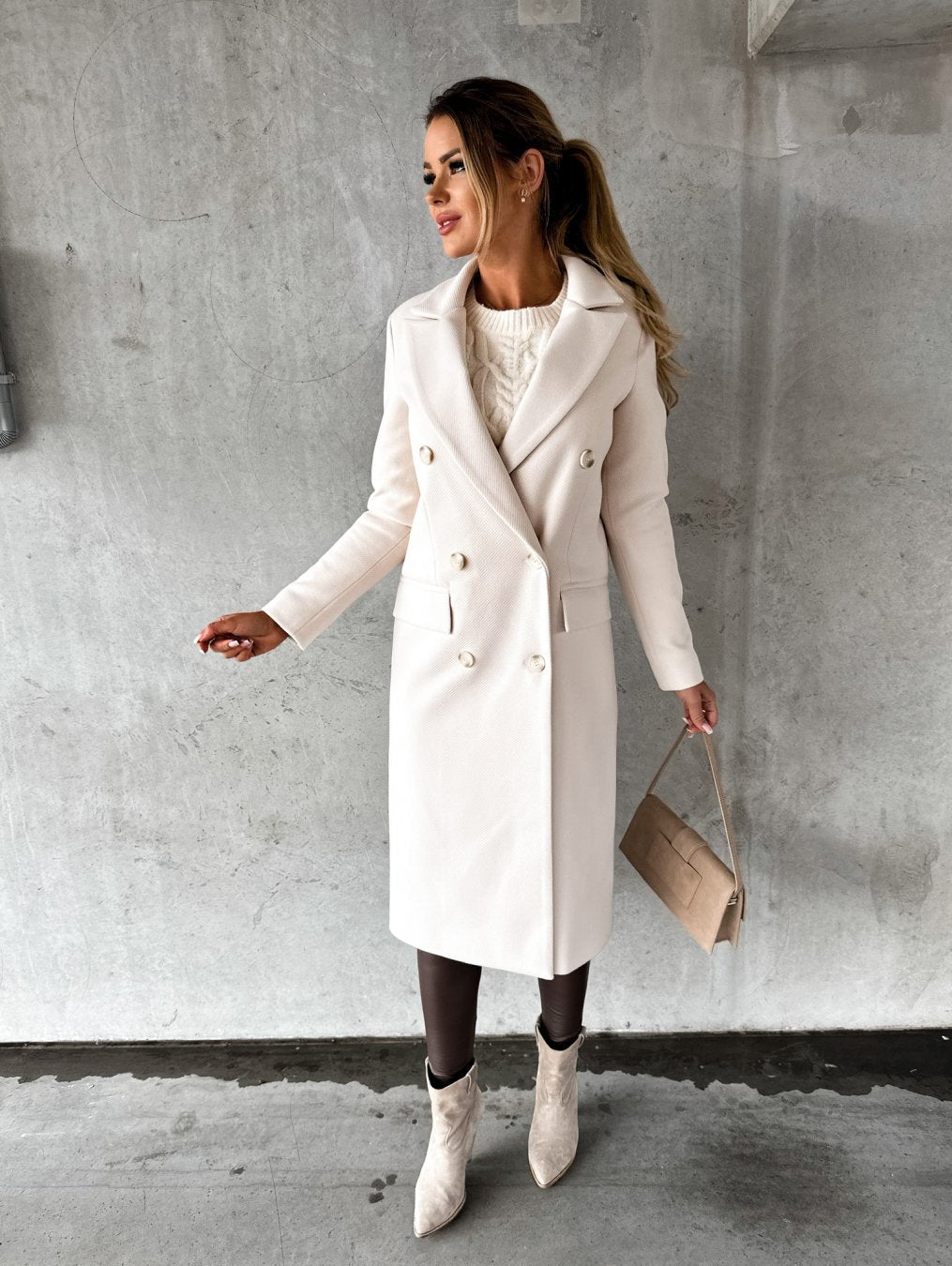 Women's long double-breasted coat with lapels and flap pockets