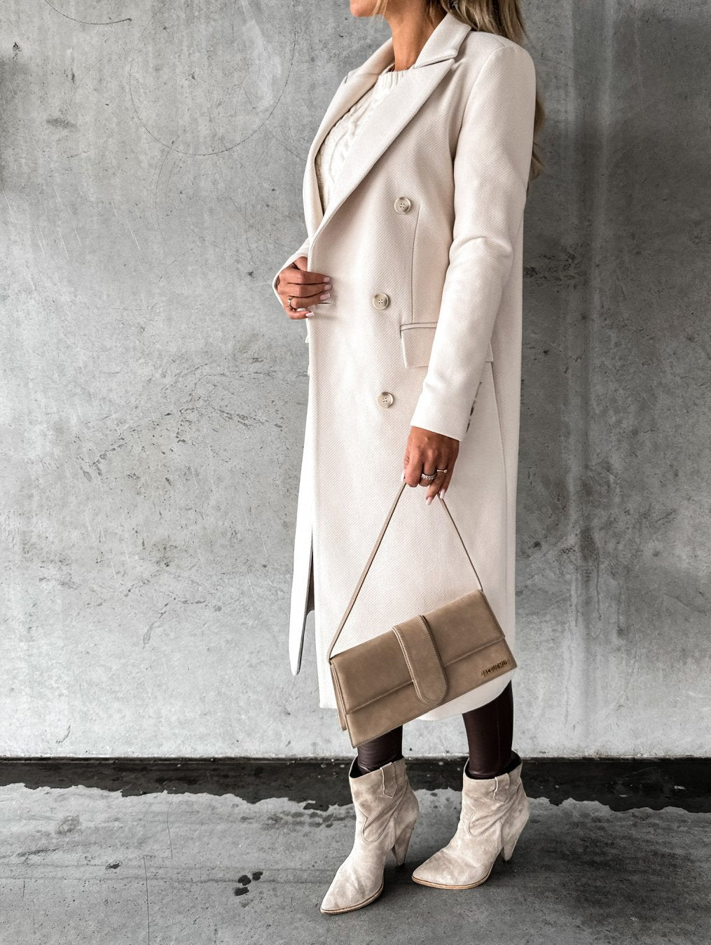 Women's long double-breasted coat with lapels and flap pockets
