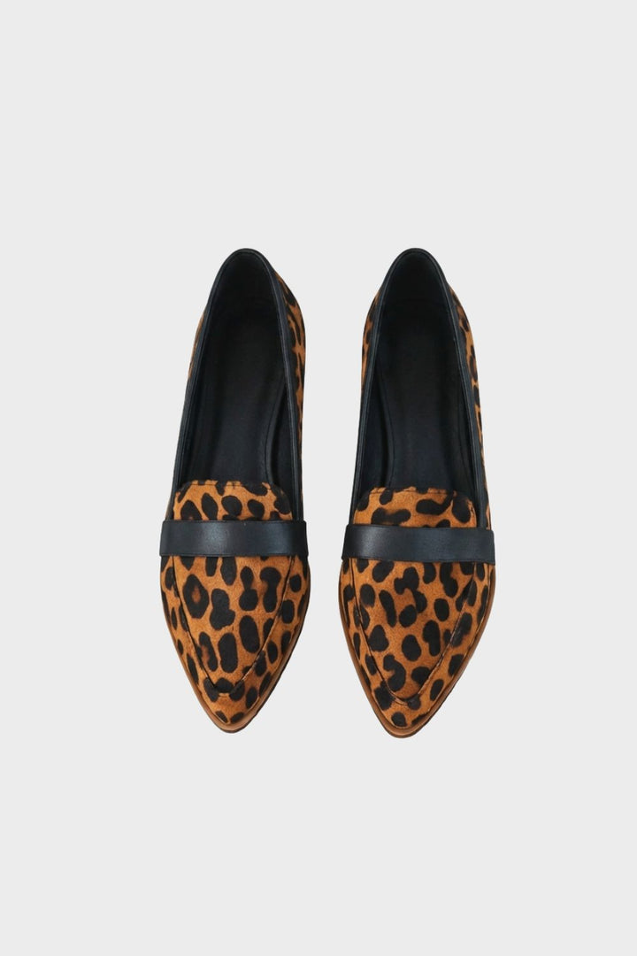 Women's pointed penny loafers with vamp strap and low heel
