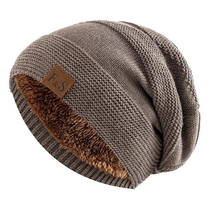 Men's textured knitted slouch beanie with plush lining and side label