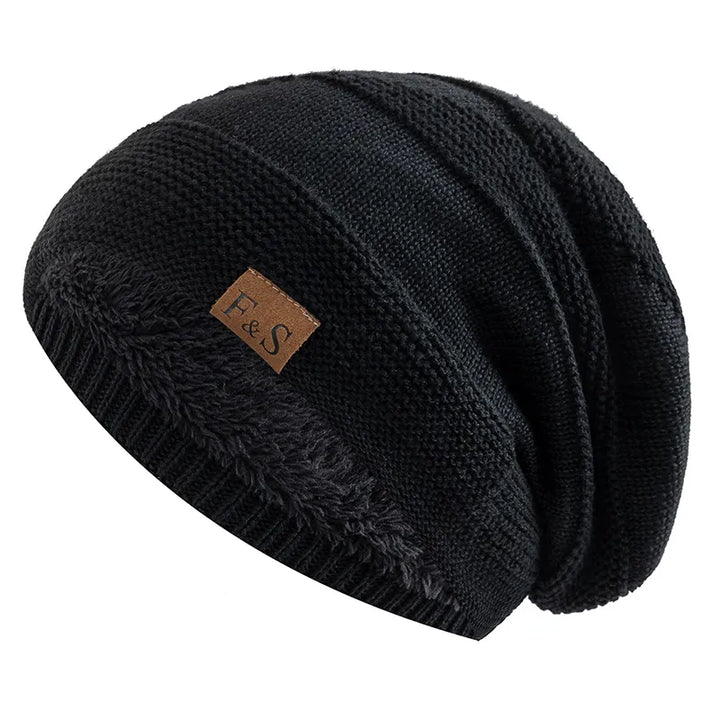 Men's textured knitted slouch beanie with plush lining and side label