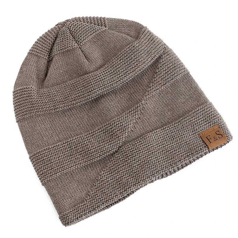 Men's textured knitted slouch beanie with plush lining and side label