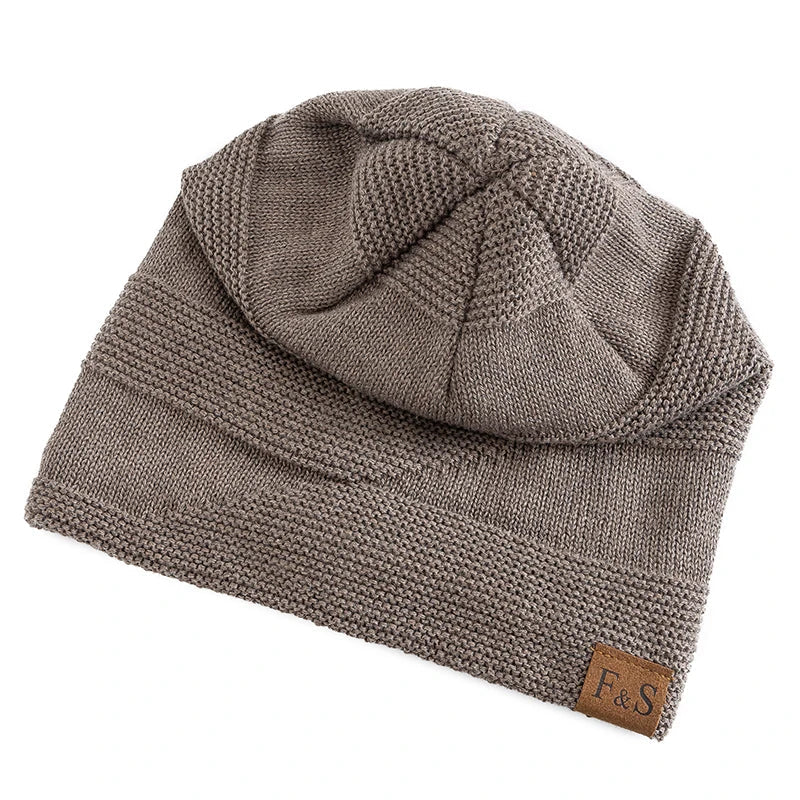 Men's textured knitted slouch beanie with plush lining and side label