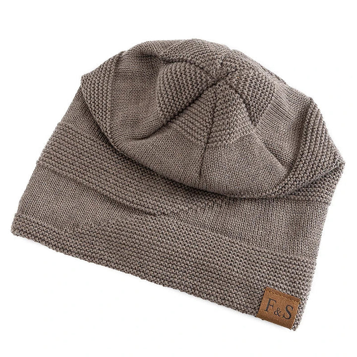 Men's textured knitted slouch beanie with plush lining and side label