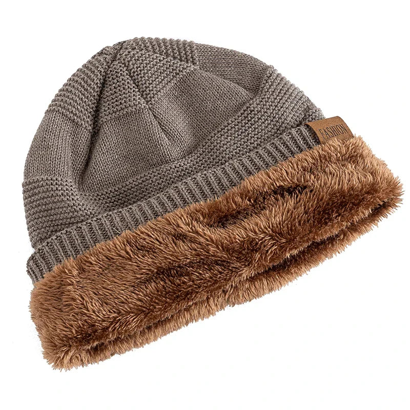 Men's textured knitted slouch beanie with plush lining and side label